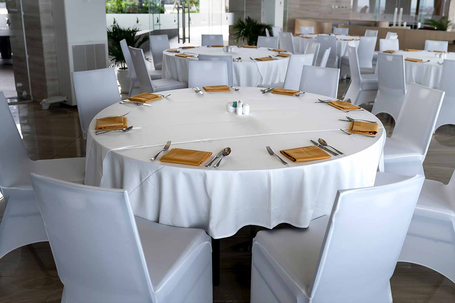 round-white-tables-with-chairs